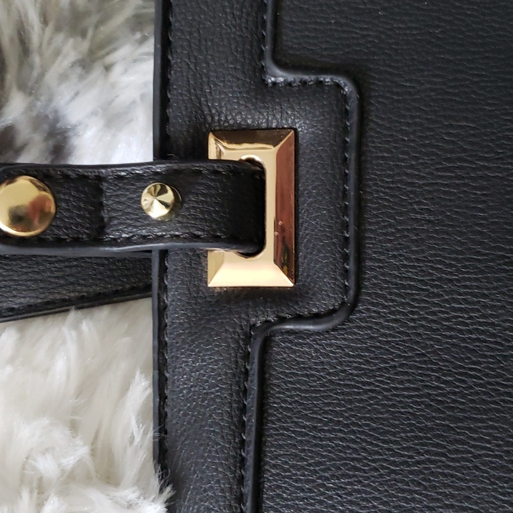 Isabelle Purse - Picture 3 of 12